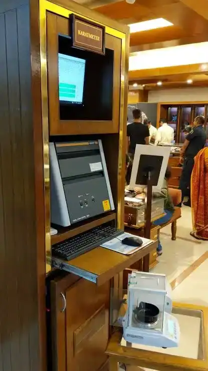 Tanishq karatmeter in retail store ensures purity